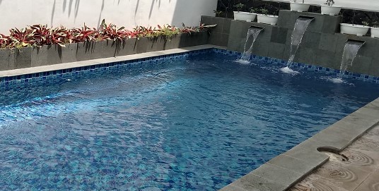 kolam renang dengan air terjun kecil