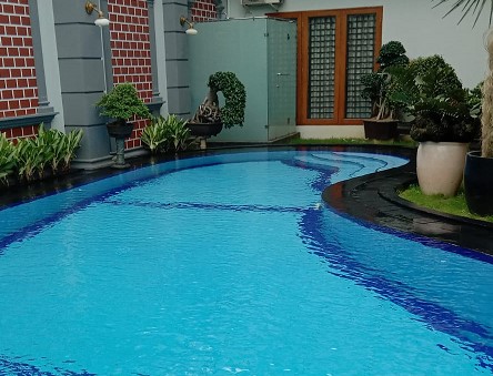 kolam renang estetik villa bogor