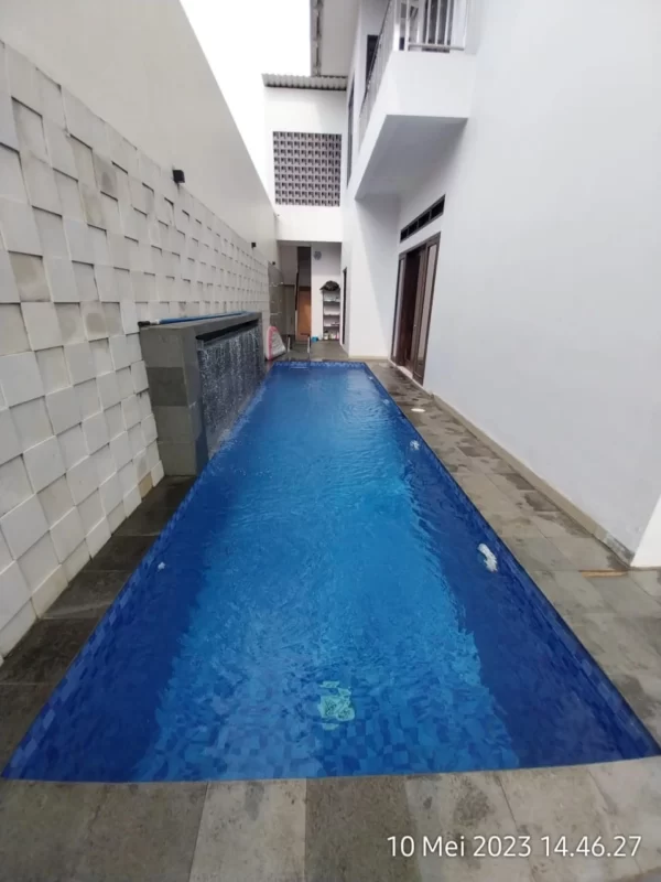 Kolam renang modern perkotaan