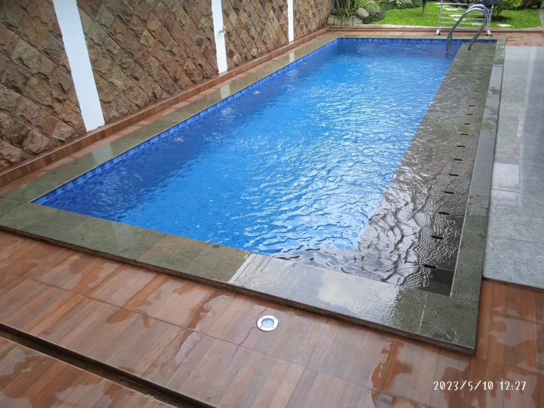 kolam renang desain semi overflow
